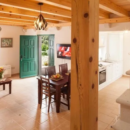 In Mit Schoenem Garten Holiday home Makarska