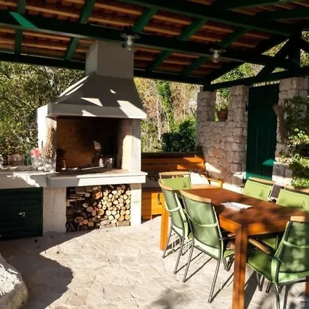 In Mit Schoenem Garten Holiday home Makarska
