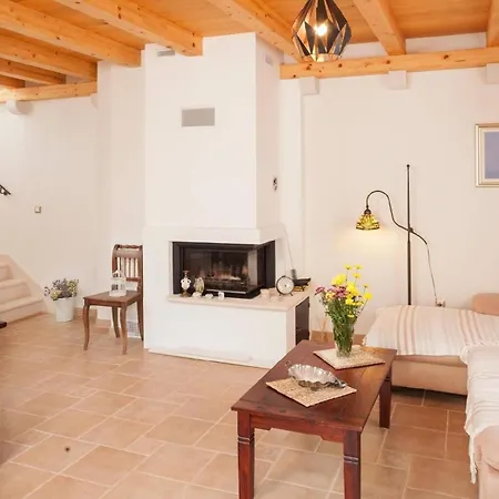 Holiday home In Mit Schoenem Garten Makarska